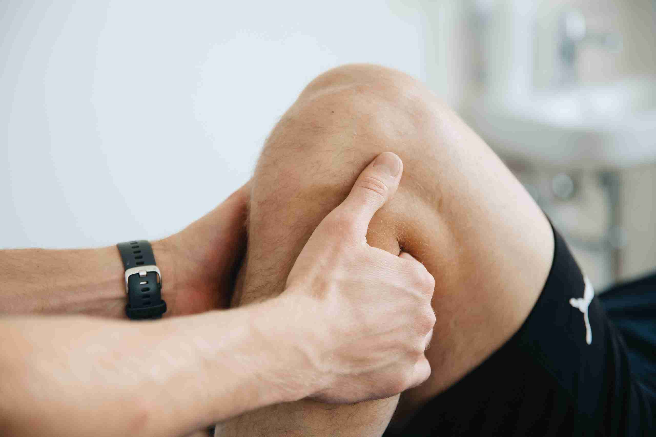 Fisioterapista valuta il ginocchio di un paziente durante una seduta di riabilitazione per sindrome dolorosa femoro-rotulea